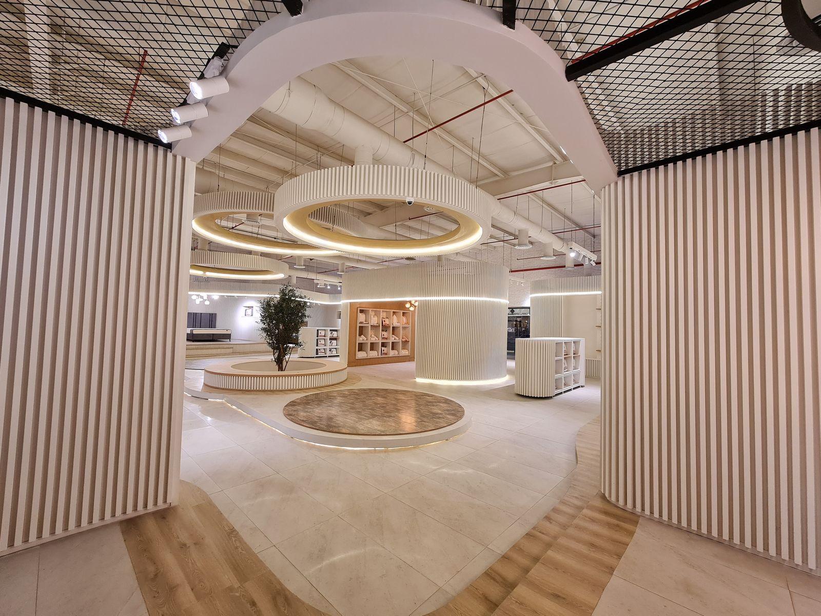 Lyvva showroom, Buraida: slatted archways framing the ring ceiling and the planted centre