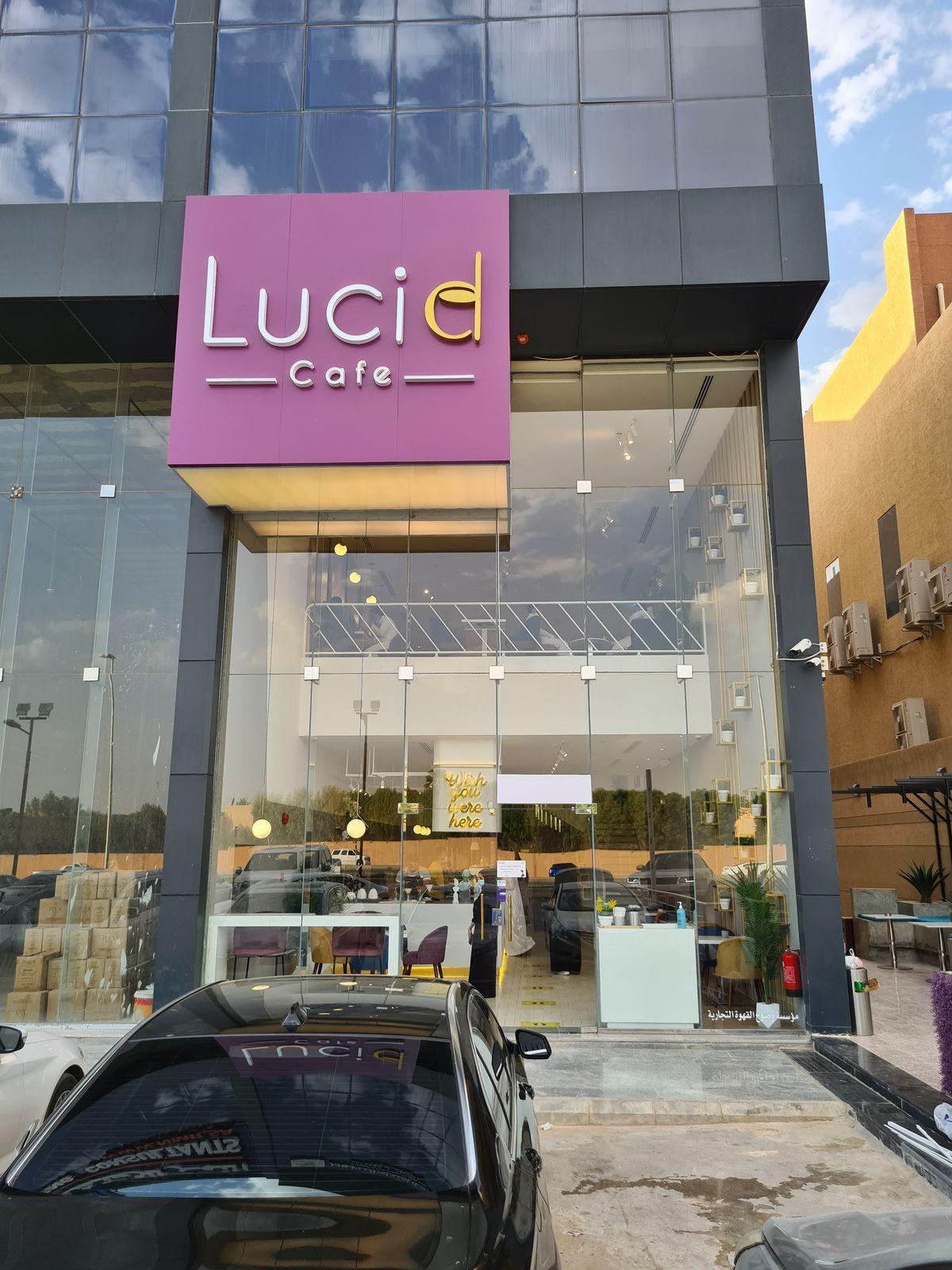 لوسيد كافيه، الرياض: الواجهة الزجاجية بارتفاع مزدوج مع لوحة العلامة